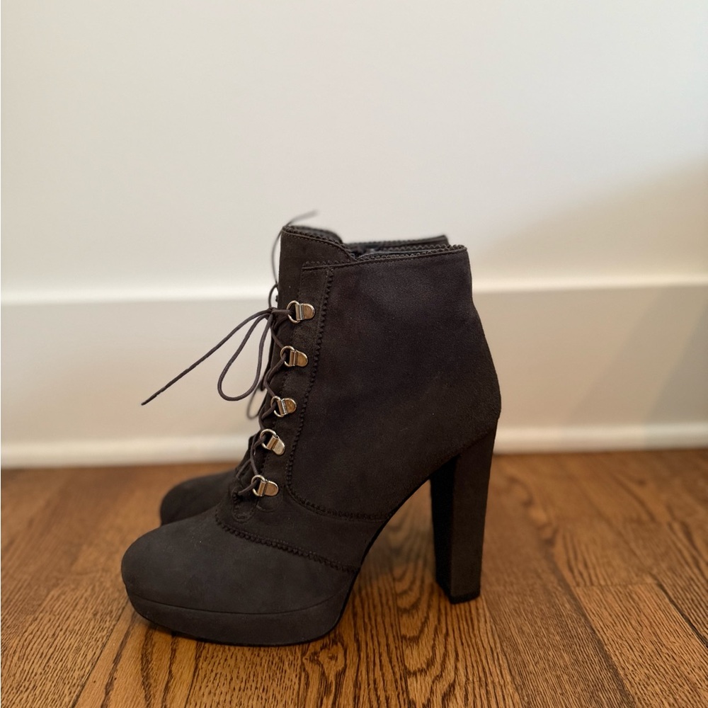 Selling never-worn platform Stuart Weitzman booties!